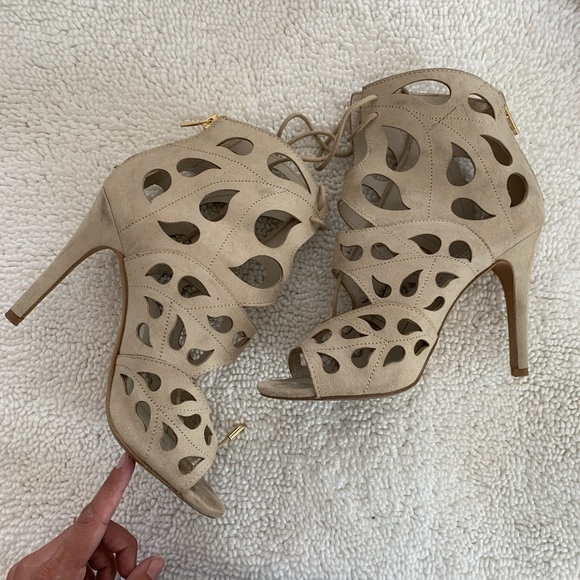 🚨FINAL SALE MUST GO🚨✨🤍BEAUTIFUL ANKLE HEELS🤍✨ - Picture 2 of 8